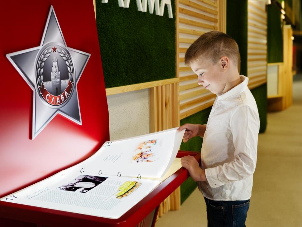 Интерактивная проекционная книга «Страницы памяти» - инсталляция в военно-патриотическом оформлении